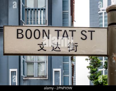 Straßenschild auf Englisch und Chinesisch in Singapur Stockfoto