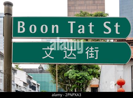 Straßenschild auf Englisch und Chinesisch in Singapur Stockfoto