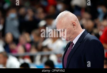 Peking, China. 20. April 2023. Ernest Raden, Trainer von Beijing Ducks, reagiert während des Spiels 2 der besten von drei Viertelfinalen zwischen Beijing Ducks und den Liaoning Flying Leopards bei den Playoffs der chinesischen Basketballliga (CBA) in Peking, Hauptstadt Chinas, der Saison 2022-2023, am 20. April 2023. Kredit: Wang Lili/Xinhua/Alamy Live News Stockfoto