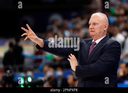 Peking, China. 20. April 2023. Ernest Raden, Trainer von Beijing Ducks, Gesten während des Spiels 2 der besten von drei Viertelfinalen zwischen Beijing Ducks und den Liaoning Flying Leopards bei den Playoffs der chinesischen Basketballliga (CBA) in Peking, Hauptstadt von China, 2022-2023. April 20 2023. Kredit: Wang Lili/Xinhua/Alamy Live News Stockfoto