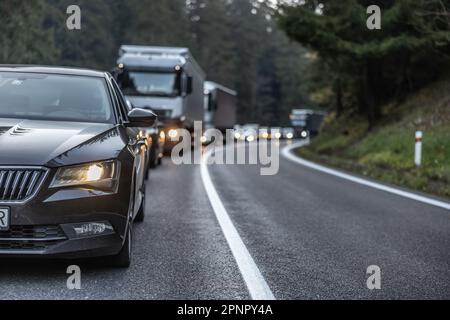 Verkehrsstau auf einer Bergstraße, nachdem mehrere Fahrzeuge vorne zusammengestoßen waren. Stockfoto