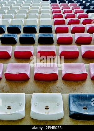 Blick von oben auf rote, weiße und blaue Plastikstühle Stockfoto