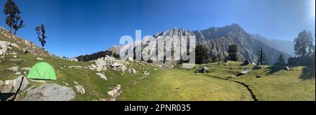 Zelt in Berglandschaft, Triund, Dhauladhar Ranges, Kangra, Himalaya, Himachal Pradesh, Indien Stockfoto