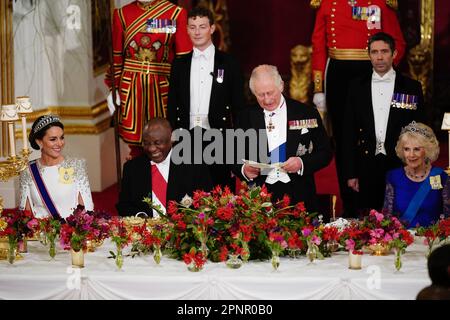 Dossierfoto vom 22.11/2022, Prinzessin von Wales, Präsident Cyril Ramaphosa von Südafrika, König Charles III. Und Königin Consort, während des Staatsbanketts im Buckingham Palace, London, für den Staatsbesuch des südafrikanischen Präsidenten in Großbritannien. Die königliche Gemahlin wird wollen, dass ihr Krönungsmenü frei von Chili und Knoblauch ist, wie ihr Sohn, der Restaurantkritiker Tom Parker Bowles, enthüllt hat. Ausgabedatum: Dienstag, 22. November 2022. Stockfoto