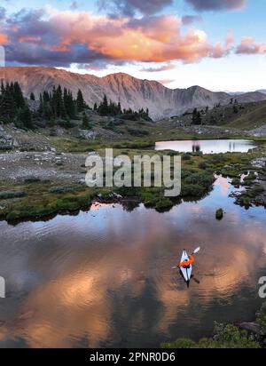 Kajakfahrer aus der Vogelperspektive auf einem See in den Rocky Mountains, Loveland Pass, Colorado, USA Stockfoto