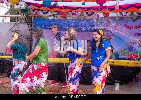 Die Rakhine-Gemeinde von Cox's Bazar, Bangladesch, feiert das freudige Thingyan Water Festival Stockfoto