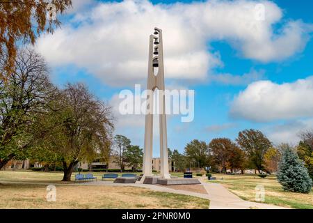 TOPEKA, KS, USA – 3. NOVEMBER 2022: Kuehne Bell Tower auf dem Campus der Washburn University. Stockfoto