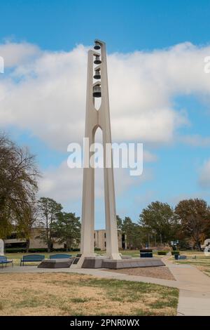 TOPEKA, KS, USA – 3. NOVEMBER 2022: Kuehne Bell Tower auf dem Campus der Washburn University. Stockfoto