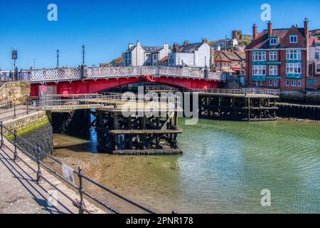 Whitby Town und Hafenfront Stockfoto