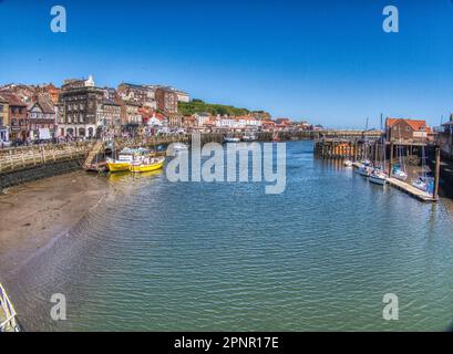 Whitby Town und Hafenfront Stockfoto