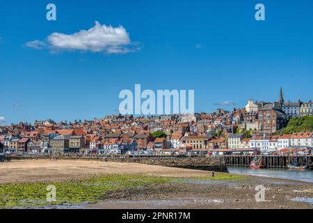 Whitby Town und Hafenfront Stockfoto