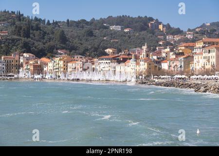 Segelboote am Strand vor Regatta, San Terenzo, Lerici, La Spezia, Ligurien, Italien Stockfoto