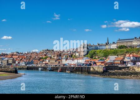 Whitby Town und Hafenfront Stockfoto