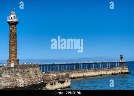Whitby Town und Hafenfront Stockfoto