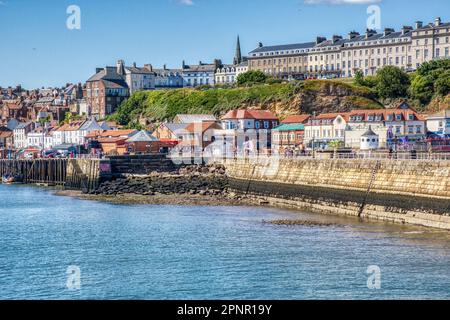 Whitby Town und Hafenfront Stockfoto