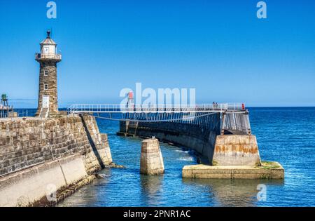 Whitby Town und Hafenfront Stockfoto
