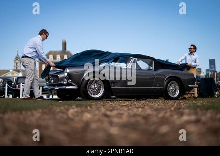 NEUÜBERTRAGUNG VON ÄNDERUNGSMARKE UND MODELL DES AUTOS die Abdeckung wird von einem Maserati 3500 GT Spyder von Vignale entfernt, das während der Vorschau für Salon Prive London im Royal Hospital Chelsea in London ausgestellt wird. Foto: Donnerstag, 20. April 2023. Stockfoto