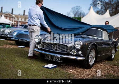 NEUÜBERTRAGUNG VON ÄNDERUNGSMARKE UND MODELL DES AUTOS die Abdeckung wird von einem Maserati 3500 GT Spyder von Vignale entfernt, das während der Vorschau für Salon Prive London im Royal Hospital Chelsea in London ausgestellt wird. Foto: Donnerstag, 20. April 2023. Stockfoto