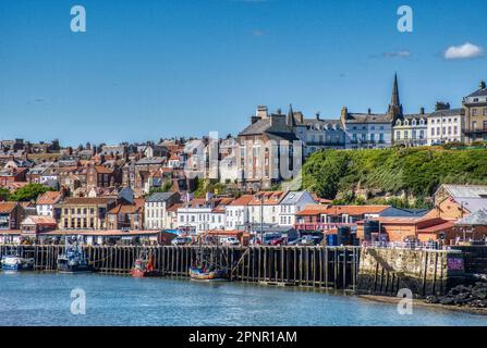 Whitby Town und Hafenfront Stockfoto