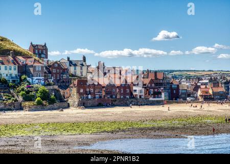 Whitby Town und Hafenfront Stockfoto