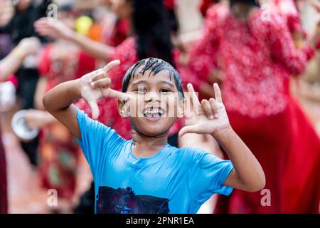 Die Rakhine-Gemeinde von Cox's Bazar, Bangladesch, feiert das freudige Thingyan Water Festival Stockfoto