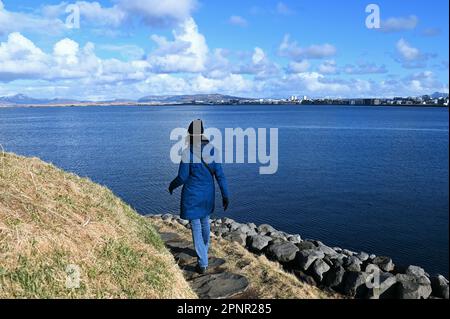 Touristin auf der Outdoor-Installation PUFA des KŸnstlers Olof Norda im alten Hafen, Reykjavik, Insel Stockfoto