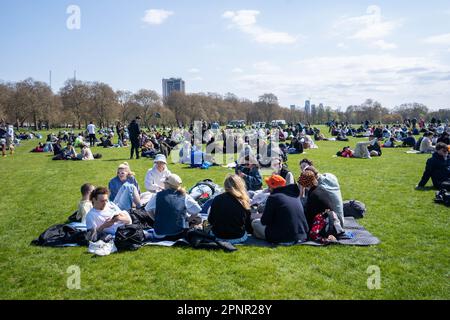 London UK. 20. April 2023 Hunderte von Feiern versammeln sich im Hyde Park im Rahmen des 420. Cannabistags, einer jährlichen Veranstaltung zur Feier des Marihuana-Konsums, und setzen sich gleichzeitig dafür ein, dass es dort legalisiert wird, wo es als Medikament der Klasse B verboten ist. Kredit: amer Ghazzal/Alamy Live News Stockfoto