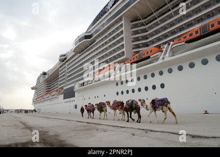 La Goulette, Tunis, Tunesien. 20. April 2023. Touristen kommen am 20. April 2023 im Hafen von La Goulette in Tunis an, da Tunesien die erste Kreuzfahrt von Europa mit mehr als 5450 Touristen an Bord begrüßt. (Kreditbild: © Chohei Mahjoub/ZUMA Press Wire) NUR REDAKTIONELLE VERWENDUNG! Nicht für den kommerziellen GEBRAUCH! Stockfoto