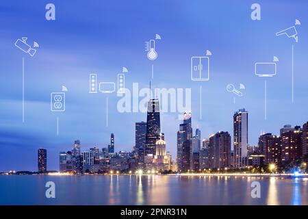 Illustrationen von Smart-Geräten (Internet of Things) über der Skyline der Stadt bei Nacht, Chicago, Illinois, USA Stockfoto