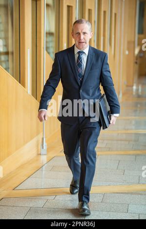 Edinburgh, Schottland, Großbritannien. 20. April 2023. IM BILD: Michael Matheson MSP, schottischer Kabinettssekretär für NHS Recovery, Health and Social Care. Wöchentliche Sitzung mit Fragen der Ersten Minister mit Szenen aus dem schottischen Parlament im Korridor und in der Kammer. Kredit: Colin Fisher/Alamy Live News Stockfoto