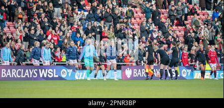 Leigh Sports Village, Leigh, Greater Manchester, England. 19. April 2023 Die beiden Teams gehen vor dem Spiel, im Manchester United Women Football Club V Arsenal Women Football Club im Leigh Sports Village, in der Barclays Women's Super League/Women's Super League. (Bild: ©Cody Froggatt/Alamy Live News) Stockfoto