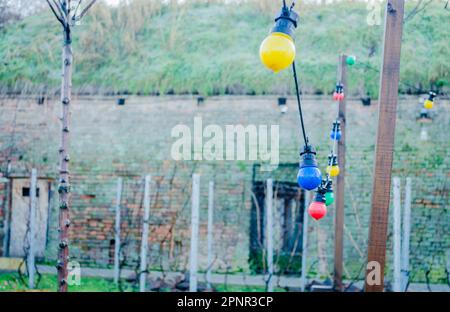 Novi Sad, Serbien. 15. Januar 2023. Die Mauern der Festung Petrovaradin im Winter ohne Schnee. An einer Seite von t hängende farbige Glühlampen mit Kabel Stockfoto