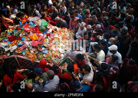 Kathmandu, Nepal. 20. April 2023. Eine große Menschenmenge betet am Mata Tirtha Pond, einem Wallfahrtsort zum Gedenken an ihre verstorbene Mutter in Kathmandu, Nepal. Es wird angenommen, dass die Person, die ergebene Gebete anbietet und zu Ehren ihrer verstorbenen Mutter in Mata Tirtha ein heiliges Bad nimmt, hilft, Trost und Erlösung zu finden, um der Familie Wohlstand zu bringen. (Kreditbild: © Skanda Gautam/ZUMA Press Wire) NUR REDAKTIONELLE VERWENDUNG! Nicht für den kommerziellen GEBRAUCH! Stockfoto