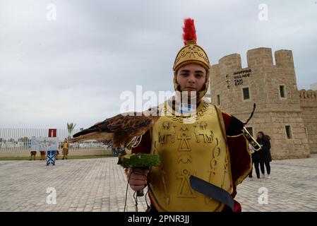 La Goulette, Tunis, Tunesien. 20. April 2023. Touristen kommen am 20. April 2023 im Hafen von La Goulette in Tunis an, da Tunesien die erste Kreuzfahrt von Europa mit mehr als 5450 Touristen an Bord begrüßt. (Kreditbild: © Chohei Mahjoub/ZUMA Press Wire) NUR REDAKTIONELLE VERWENDUNG! Nicht für den kommerziellen GEBRAUCH! Stockfoto