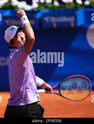 Yoshihito Nishioka während des Barcelona Open Banc Sabadell , Conde de Godo Trophy Match, Tag 4. Tennis ATP 500, Real Club de Tenis Barcelona, Barcelona, Spanien - 20. April 2023. (Foto: Bagu Blanco / PRESSIN) Stockfoto