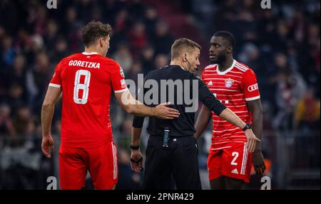 Munic, Deutschland. 19. April 2023. Leon Goretzka (München), Schiedsrichter Clement Turpin , Dayot Upamecano (München) FC Bayern München - Manchester City UEF Stockfoto