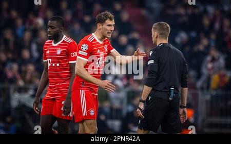 Munic, Deutschland. 19. April 2023. Dayot Upamecano (München) Leon Goretzka (München), Schiedsrichter Clement Turpin FC Bayern München - Manchester City UEFA Stockfoto