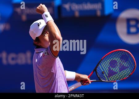 Yoshihito Nishioka während des Barcelona Open Banc Sabadell , Conde de Godo Trophy Match, Tag 4. Tennis ATP 500, Real Club de Tenis Barcelona, Barcelona, Spanien - 20. April 2023. (Foto: Bagu Blanco / PRESSIN) Stockfoto