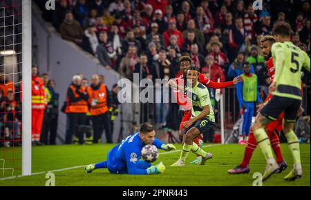 Munic, Deutschland. 19. April 2023. Kingsley Coman (München), Joshua Kimmich (München), Ederson (Stadt) FC Bayern München – Manchester City UEFA Champio Stockfoto