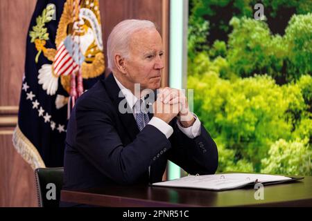 Washington, Vereinigte Staaten. 20. April 2023. US-Präsident Joe Biden spricht am Donnerstag, den 20. April 2023, auf dem vierten virtuellen Treffen der Staats- und Regierungschefs des Major Economies Forum on Energy and Climate in Washington, DC. Kredit: Julia Nikhinson/CNP/dpa/Alamy Live News Stockfoto