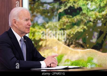 Washington, Vereinigte Staaten. 20. April 2023. US-Präsident Joe Biden spricht am Donnerstag, den 20. April 2023, auf dem vierten virtuellen Treffen der Staats- und Regierungschefs des Major Economies Forum on Energy and Climate in Washington, DC. Kredit: Julia Nikhinson/CNP/dpa/Alamy Live News Stockfoto