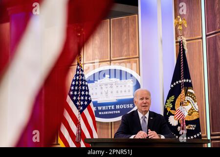 Washington, Vereinigte Staaten. 20. April 2023. US-Präsident Joe Biden spricht am Donnerstag, den 20. April 2023, auf dem vierten virtuellen Treffen der Staats- und Regierungschefs des Major Economies Forum on Energy and Climate in Washington, DC. Kredit: Julia Nikhinson/CNP/dpa/Alamy Live News Stockfoto