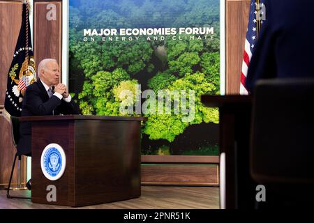 Washington, Vereinigte Staaten. 20. April 2023. US-Präsident Joe Biden spricht am Donnerstag, den 20. April 2023, auf dem vierten virtuellen Treffen der Staats- und Regierungschefs des Major Economies Forum on Energy and Climate in Washington, DC. Kredit: Julia Nikhinson/CNP/dpa/Alamy Live News Stockfoto