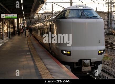 Ein JR West 287 Series Kinosaki Expresszug am Bahnhof Kyoto in Japan. Stockfoto