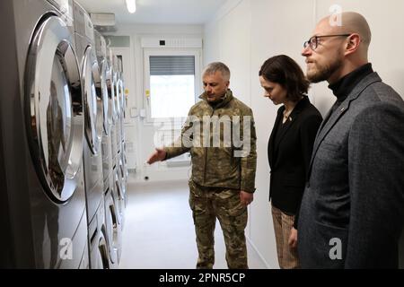 Nicht exklusiv: BORODIANKA, UKRAINE - 19. APRIL 2023 - Teilnehmer der litauischen Delegation besuchen die neue modulare Siedlung, die mit der Unterstützung errichtet wurde Stockfoto