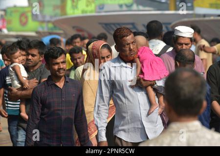 Dhaka. 20. April 2023. Eid-Reisende treffen sich am Fährhafen Sadarghat, um an Bord der Fähren in Dhaka, Bangladesch, am 19. April 2023 zu gehen. In der Nähe des Eid-al-Fitr sind die Langstreckenbushaltestellen, Fährterminals und Bahnhöfe in der Hauptstadt von Bangladesch, Dhaka, voll mit Heimreisenden. Kredit: Xinhua/Alamy Live News Stockfoto