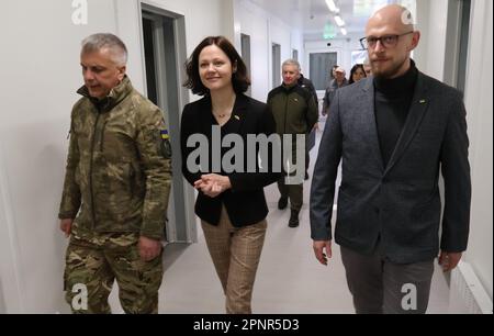 Nicht exklusiv: BORODIANKA, UKRAINE - 19. APRIL 2023 - Teilnehmer der litauischen Delegation besuchen die neue modulare Siedlung, die mit der Unterstützung errichtet wurde Stockfoto