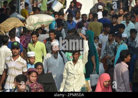 Dhaka. 20. April 2023. Eid-Reisende treffen sich am 19. April 2023 an einem Fährterminal in Dhaka, Bangladesch, um an Bord der Fähren zu gehen. In der Nähe des Eid-al-Fitr sind die Langstreckenbushaltestellen, Fährterminals und Bahnhöfe in der Hauptstadt von Bangladesch, Dhaka, voll mit Heimreisenden. Kredit: Xinhua/Alamy Live News Stockfoto