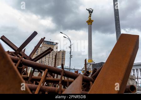 Kiew, Ukraine. 20. April 2023. Straßensperren befinden sich vor der Unabhängigkeitsstatue auf dem Maidan Nezalezhnosti (Unabhängigkeitsplatz) im Zentrum Kiews, der Hauptstadt der Ukraine am 20. April 2023. Familien und Freunde des getöteten Soldaten hinterlassen die Flaggen als Gedenkstätte für ihre Lieben. Während sich die Invasion der Ukraine durch die russischen Streitkräfte in vollem Umfang auf eine Gegenoffensive vorbereitet. (Foto: Dominika Zarzycka/Sipa USA) Guthaben: SIPA USA/Alamy Live News Stockfoto