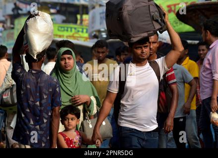 Dhaka. 20. April 2023. Eid-Reisende treffen sich am Fährhafen Sadarghat, um an Bord der Fähren in Dhaka, Bangladesch, am 19. April 2023 zu gehen. In der Nähe des Eid-al-Fitr sind die Langstreckenbushaltestellen, Fährterminals und Bahnhöfe in der Hauptstadt von Bangladesch, Dhaka, voll mit Heimreisenden. Kredit: Xinhua/Alamy Live News Stockfoto